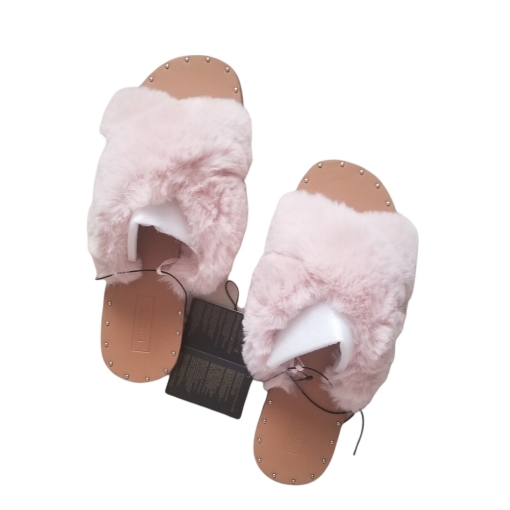 Forever 21 Open Toe Criss Cross Ultra Fluffy Co-Barnicle Blush Slippers Slides.